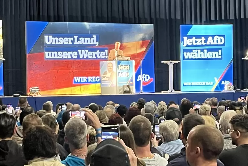 Beim Auftritt von Alice Weidel wird fleißig gefilmt, fotografiert und geklatscht.