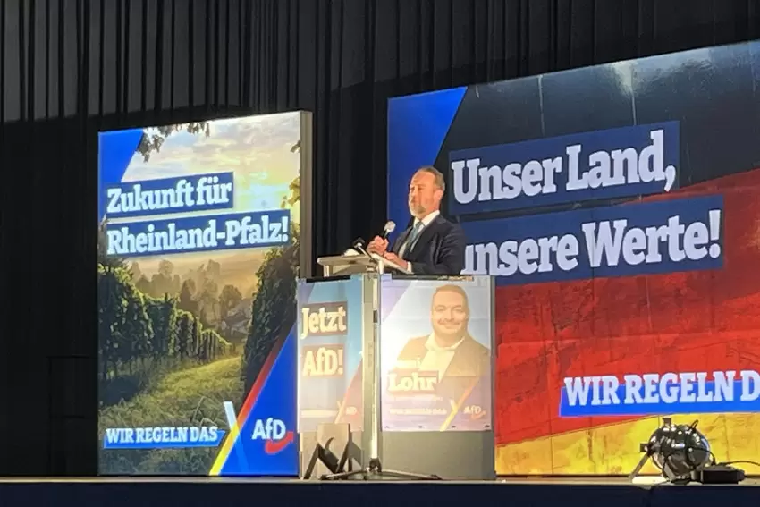Der AfD-Spitzenkandidat zur Landtagswahl Jan Bollinger greift in seiner Rede die »Altparteien« an.