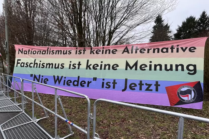 Bei der Gegendemonstration vor der Halle setzten 500 Menschen ein Zeichen für Demokratie und Menschenrechte.