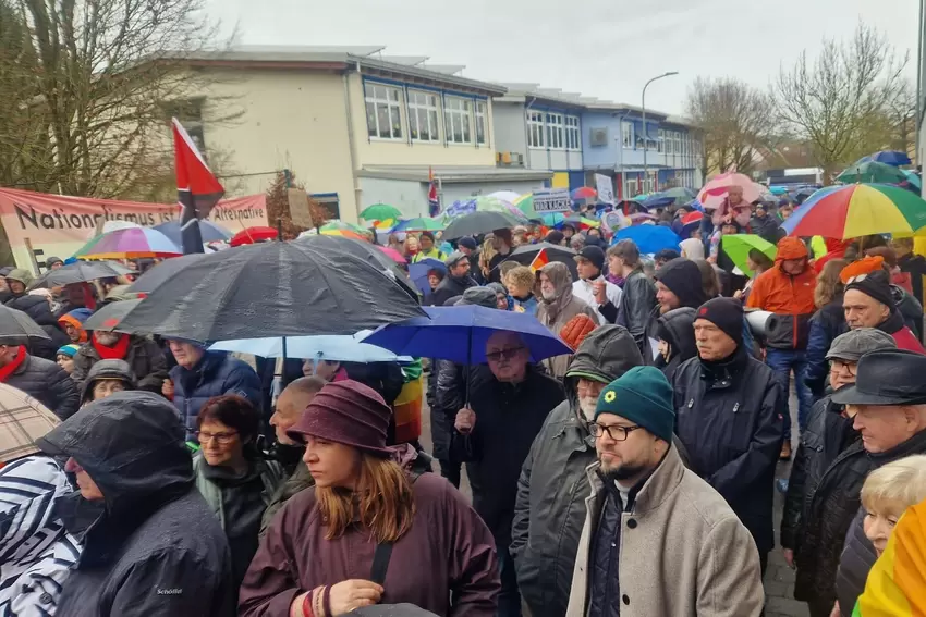 Auch vom Regen ließen sich die Demonstranten nicht aufhalten.
