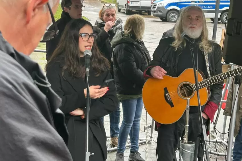 Zu den Rednerinnen gehörten unter anderem Sara Pasuki (Grüne Jugend)...