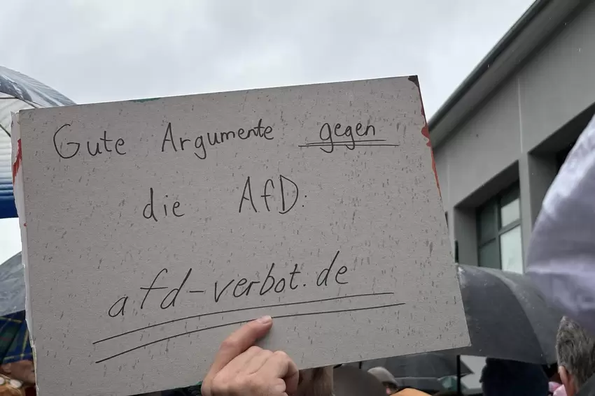 Die Demonstranten präsentierten ihre Meinung auf Plakaten.