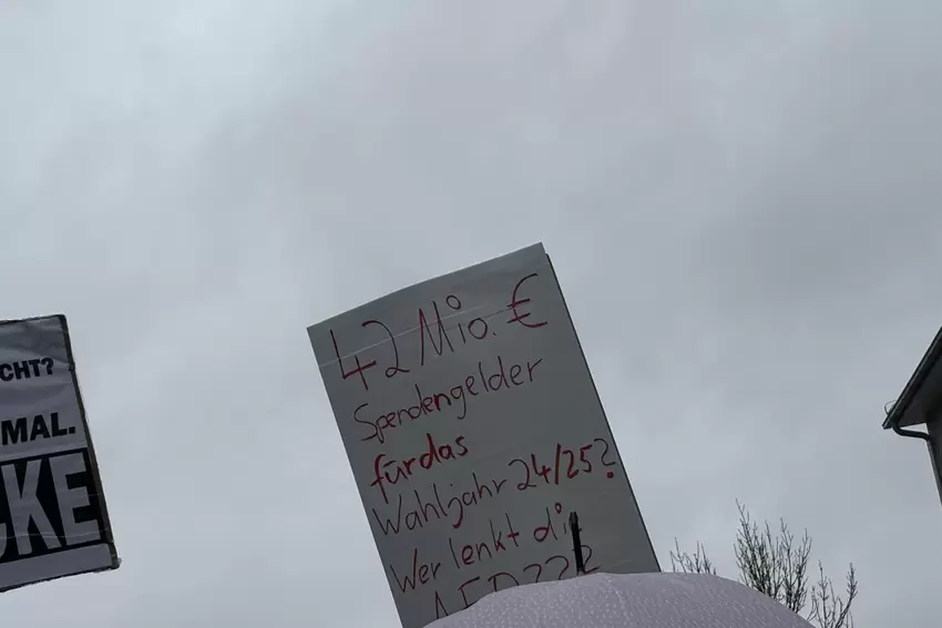 Die Demonstranten präsentierten ihre Meinung auf Plakaten.