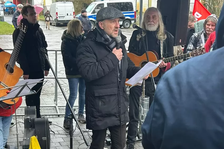 Kurzfristig sagte auch Steffen Antweiler für die FWG zu sprach zu den Gästen der Demo.