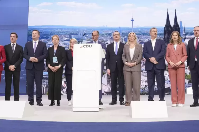 Erst die Nationalhymne, dann die Europahymne: Die CDU hat ihren Parteitag in Stuttgart traditionell singend beendet. Dafür hat K