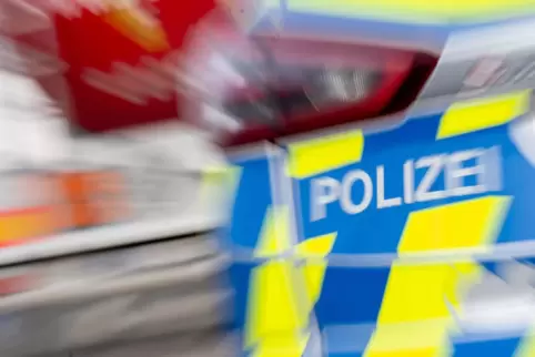 Polizei gefragt: Unfall an Parkplatz-Zufahrt. 