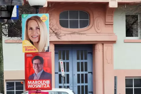 Plakate in der Fruchtmarktstraße: Die Umfrage sieht Marold Wosnitza und Christina Rauch vorn. 
