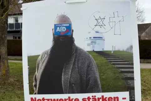 Das beschmierte Plakat hängt in Hornbach. 