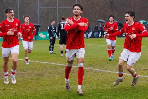 Marvin Yüsün (Mitte) bejubelt seinen Treffer zum 1:0 für den FCK. 