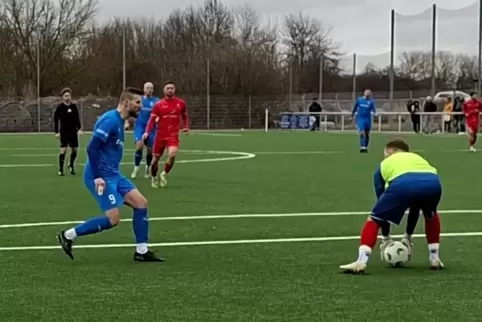 Bellheims starker Keeper Tobias Renner ist vor TSG-Spielertrainer Eric Veth am Ball. 
