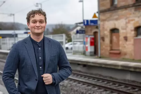 Moritz Neumann am Bruchmühlbacher Bahnhof: Als „Lambsborner Dorfkind“ kennt er die Tücken des öffentlichen Nahverkehrs und forde
