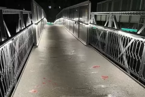 Auf dem Schipka-Pass: rote Flecken statt Beschichtung. Auf dem Schipka-Pass: rote Flecken statt Beschichtung.