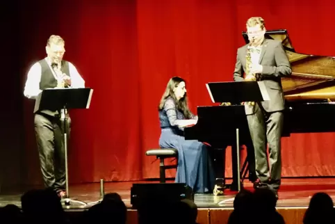 Faszinierender Kammermusikabend im CCR: von links Zija Bejleri, Dhurata Lazo und Volker Kaufmann.