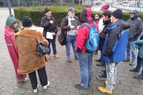 Gerhard Brandt (Vierter von links) war bei der besonderen Stadtführung zugleich Gästeführer und verschmitzter Quizmaster. 