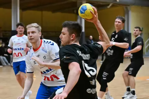 Zum Führungsspieler gereift: Patrick Müller (am Ball) von der HSG Dudenhofen/Schifferstadt, hier gegen Mülheim.