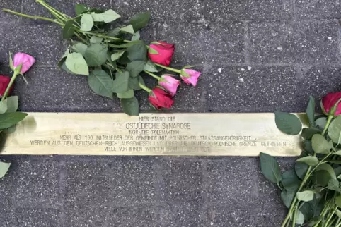 Die neu verlegte Stolperschwelle erinnert an den ehemaligen Standort der ostjüdischen Synagoge. 