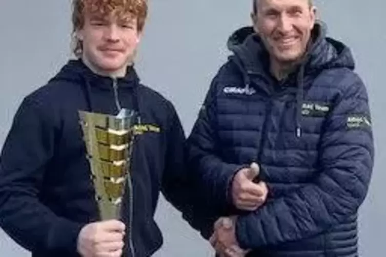 Paul M&uuml;ller (links) und ADAC-Sportleiter Markus Schmidt bei der Pokal&uuml;bergabe. 