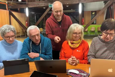 Digitalbotschafter Peter Fritz (stehend) erklärt, seine „Schüler“ (von links) Cornelia und Udo Knobe, Karla Junk und Lilli Niebe
