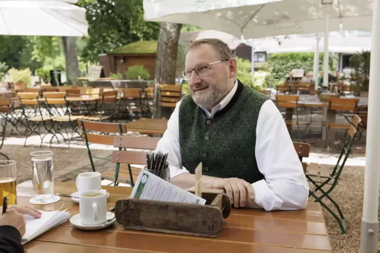 Der Bremerhof ist vor allem im Sommer mit seinem Biergarten beliebt. Alf Schulz f&uuml;hrt das Haus seit 2001.
