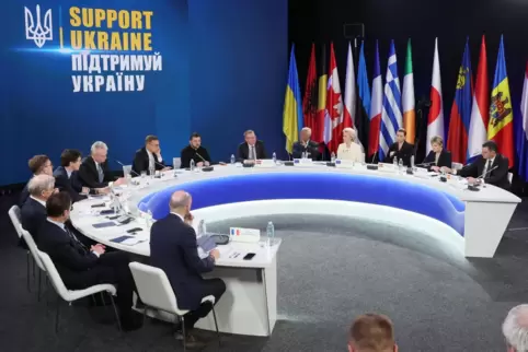 Europäische Spitzenpolitiker trafen sich gestern in Kiew, um der Ukraine Unterstützung zu versichern (von links nach rechts): Sc
