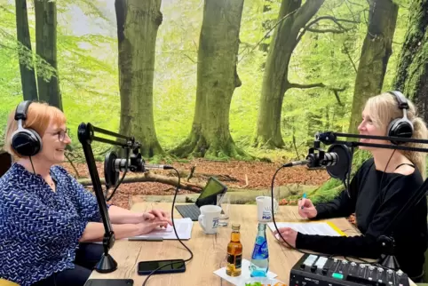 Zum Auftakt geht es um Bildung: Die RHEINPFALZ-Redakteurinnen Karin Dauscher (links) und Kara Ballarin bei der Podcast-Aufnahme.