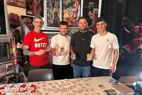 Christian Zapp, Jean Zimmer, Daniel Ferino, und Hannes Zapp (von links) präsentieren stolz die limitierte Otto-Rehhagel-Sammelka