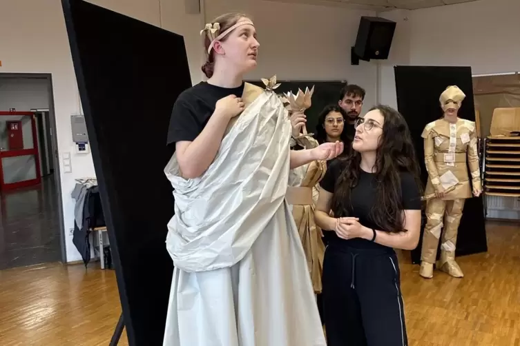 Das k&uuml;nstlerische Ergebnis zum Thema Antike von Rebecca Schuster (links) und Karla Yildiz.