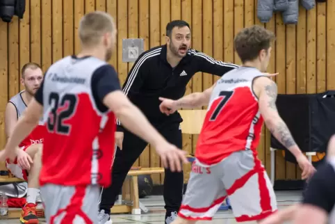 Sehr engagiert an der Seitenlinie: Der neue VTZ-Trainer Igor Gjorgjievski ist ganz schön kommunikativ. Hier dirigiert er Leon Gi