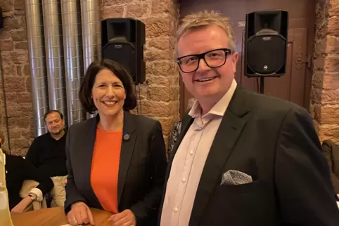 Mit Wirtschaftsministerin Daniela Schmitt: OB-Kandidat Mike Oehlmann. Mit Wirtschaftsministerin Daniela Schmitt: OB-Kandidat Mike Oehlmann.