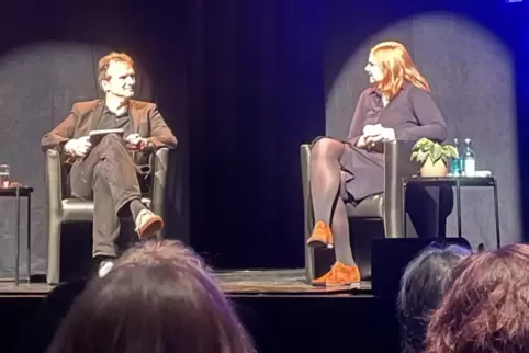 Doch lieber über Dolly Parton reden? Klaus Brinkbäumer und Rieke Havertz in Mannheim. Doch lieber über Dolly Parton reden? Klaus Brinkbäumer und Rieke Havertz in Mannheim.