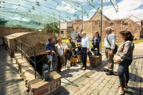 Wichtiger Teil der meisten Gästeführungen: Besuch im Judenhof. Wichtiger Teil der meisten Gästeführungen: Besuch im Judenhof.