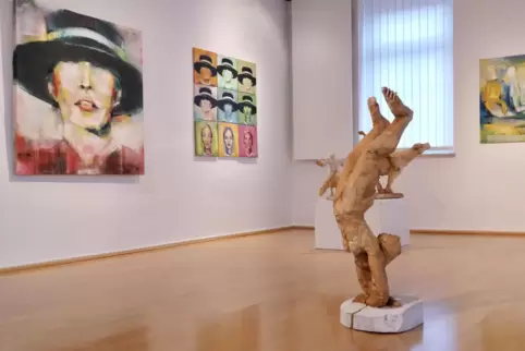 Schlüssig wirkt die Installation von Holzskulpturen und Gemälden im Saal von Stephan Müller.