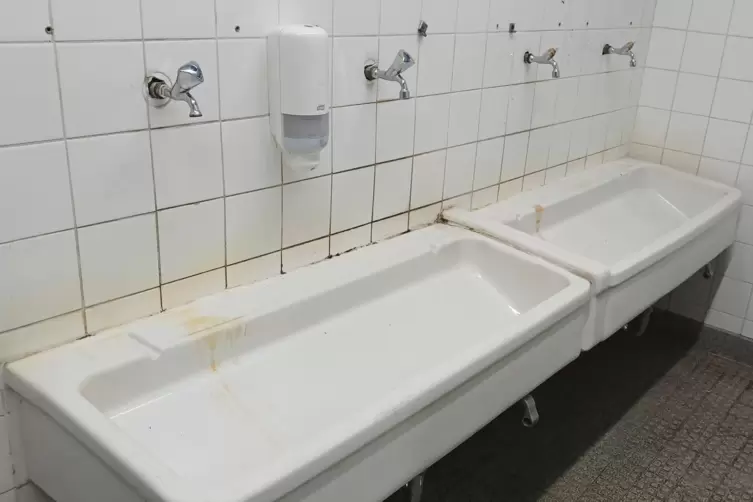 Sanit&auml;re Anlagen: Ablagerungen aus Wasserh&auml;hnen.