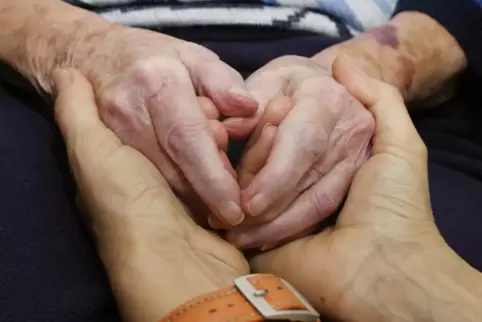 Gerade bei Demenz gelten besondere Regeln bei Versicherungen – und ohne passende Klauseln könne es teuer werden, warnt die Verbr