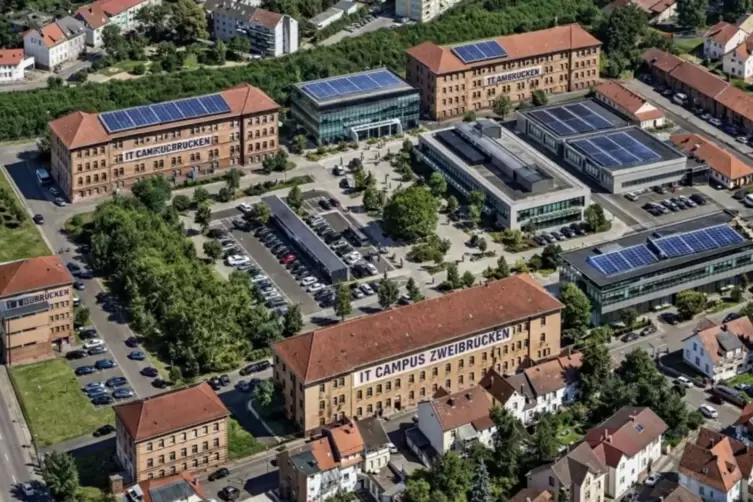Die Wei&szlig;e Kaserne als IT-Campus mit Sonnenkollektoren. 