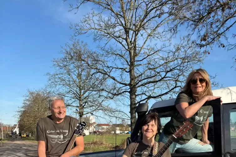 Das Trio &bdquo;GuG&ldquo; kommt und bringt &bdquo;Giddar un&rsquo; G&rsquo;sang&ldquo; mit Moni, Annette und Walter.