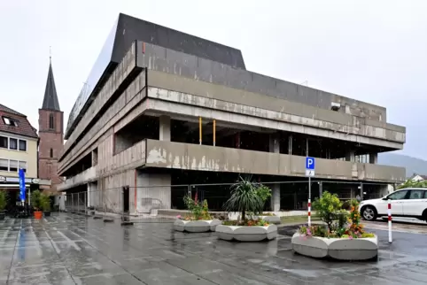 Brutalismus in 1A-Lage: Das leerstehende Hertie-Warenhaus in Neustadt. Brutalismus in 1A-Lage: Das leerstehende Hertie-Warenhaus in Neustadt.