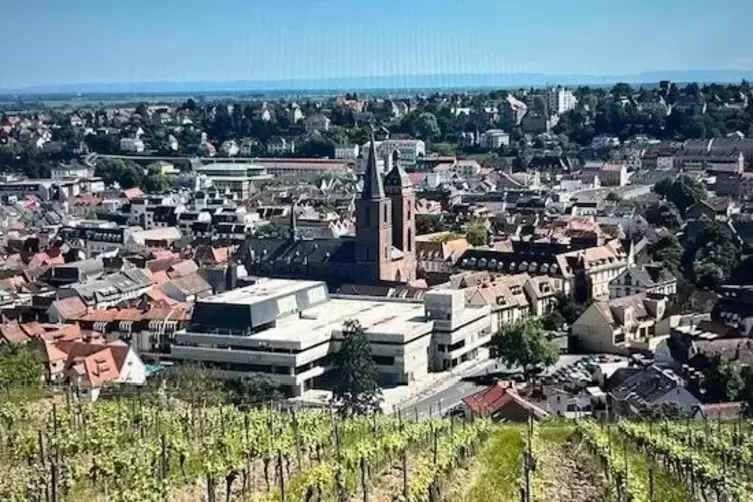 Kommt darauf an, wie man darauf blickt: Das Ex-Hertie aus der Ferne. 