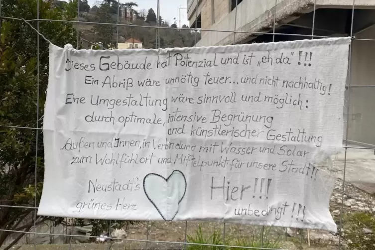 Anfeuerung in wackeliger Ortografie: Protestlaken am Bauzaun um das Hertie-Geb&auml;ude. 