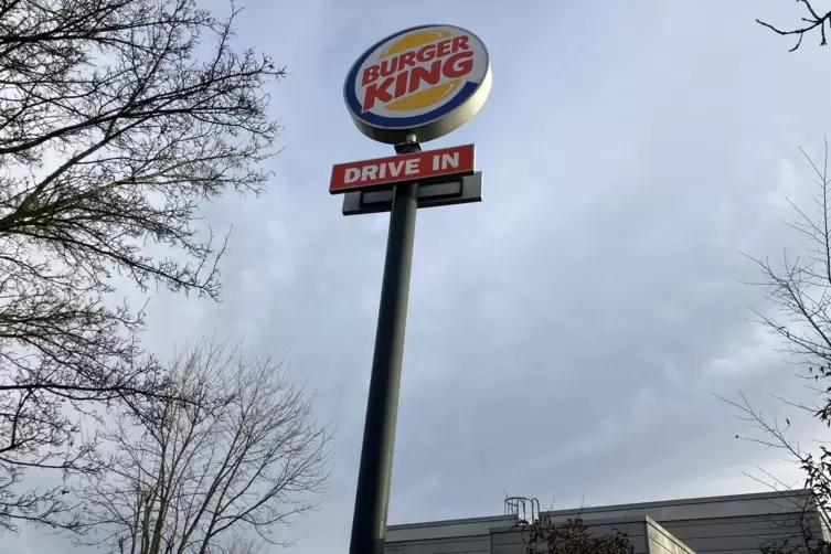 Ist inzwischen abmontiert: Burger-King-Logo am Mast &uuml;ber der bisherigen Gr&uuml;nstadter Filiale. 