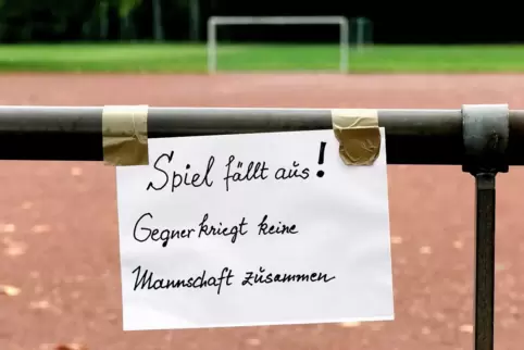 Die Problematik, dass gerade in den untersten Spielklassen zahlreiche Partien ausfallen, weil kaum noch Mannschaften zusammenges