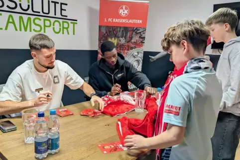 Verteidiger Atanas Chernev (links) und Torhüter Enis Kamga mit zwei jungen Fans. 