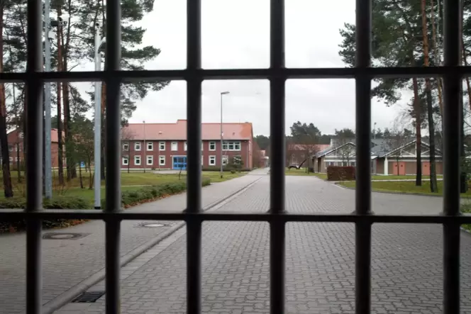 Für einen 14-Jährigen ist vorerst Schluss mit den Straftaten: Er sitzt in der Jugendstrafanstalt Schifferstadt ein.