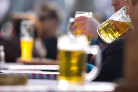 Bierkrüge: Das auf dem Brezelfest als mögliche Waffe eingesetzte Behältnis soll leer gewesen sein. Bierkrüge: Das auf dem Brezelfest als mögliche Waffe eingesetzte Behältnis soll leer gewesen sein.