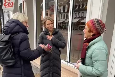 Wahlkampf: An dieser Stelle haben Stefanie Seiler (links) und Marlene Gottwald laut Stadt keine SPD-Flyer verteilt. Wahlkampf: An dieser Stelle haben Stefanie Seiler (links) und Marlene Gottwald laut Stadt keine SPD-Flyer verteilt.