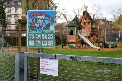 Für einige Tage gesperrt: Am Spielplatz „Am Drachenturm“ gibt es laut Stadt Probleme mit den Holzstrukturen. Für einige Tage gesperrt: Am Spielplatz „Am Drachenturm“ gibt es laut Stadt Probleme mit den Holzstrukturen.