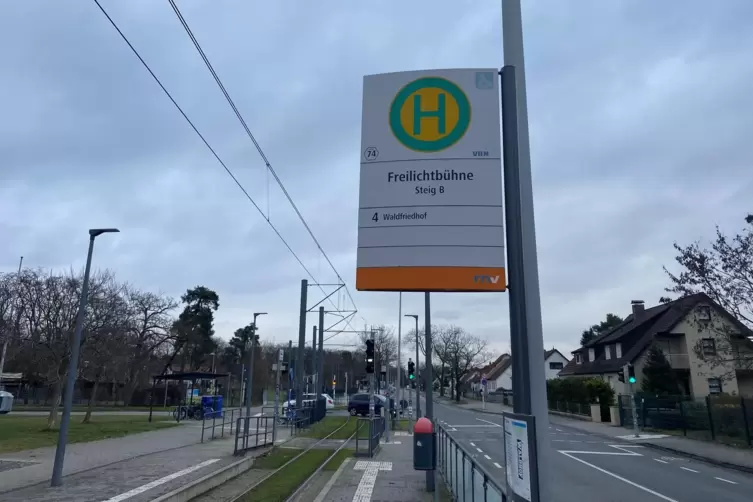 Alle 20 Minuten kommt hier eine Stra&szlig;enbahn.