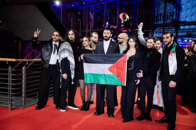 Das Filmteam von &bdquo;Chronicles From The Siege&ldquo; posierte mit pal&auml;stinensischer Flagge. Auf einem anderen Foto ist Berlinale-Chefin 