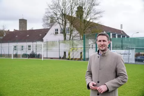 Christoph Gensch auf dem Fußballplatz des TuS Rimschweiler: In dessen Spielgemeinschaft mit den VB Zweibrücken kickt er bei den 