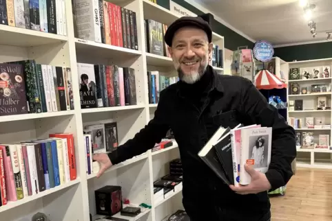 Uwe Neu befüllt die Regale in seinem Buchladen in Weilerbach. Auch regionale Autoren haben dort einen festen Platz. 